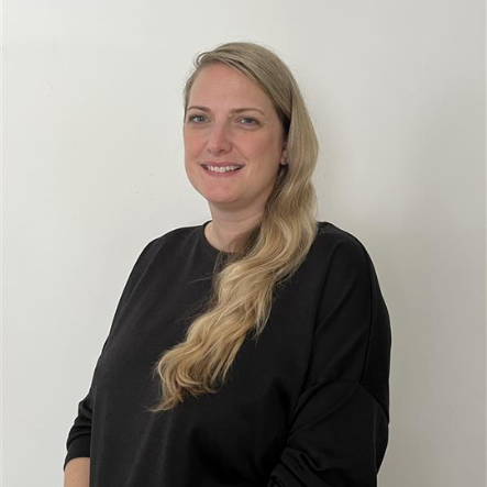 Headshot: Jessica Hinson